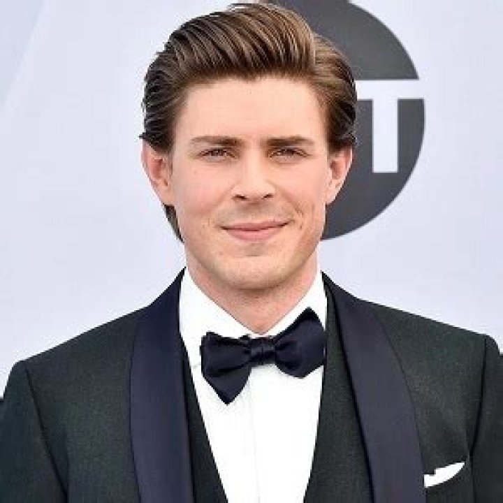 Chris Lowell – Girlfriend, Wife, Children, Siblings, Photography, Net Worth
